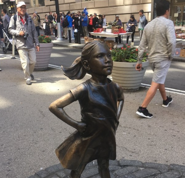 뉴욕에 세워져 있는 '두려움 없는 소녀상' 모습. 불평등 및 여성차별에 대한 항의를 상징하는 동상이다. 사진=픽사베이 제공 