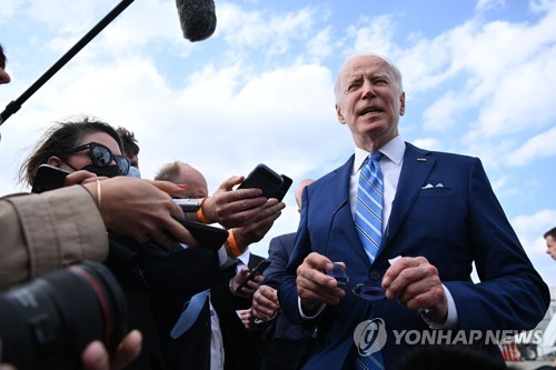 조 바이든 미국 대통령이 12일(현지시간) 아이오와주 디모인 국제공항에서 에어포스원에 탑승하기 전 기자들의 질문을 받고 있다. 연합=AFP 