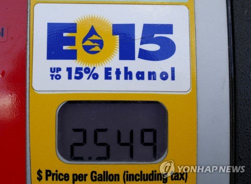 아이오와주 네바다에 있는 한 주유소에서 E15를 판매하고 있다는 것을 알려주고 있다. 연합=로이터 