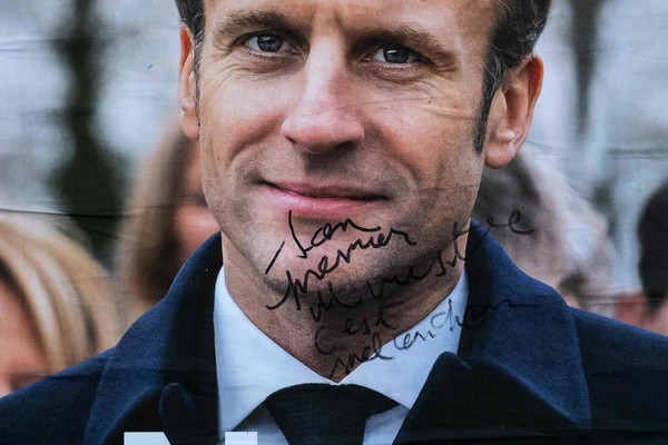 에마뉘엘 프랑스 대통령의 대선 포스터. 마크롱이 프랑스 좌파당 대표 장 뤽 멜랑숑 지지자들의 표심 공략에 나선 가운데 포스터에 "그의 총리는 멜랑숑"이라는 낙서가 적혀 있다. AFP=연합