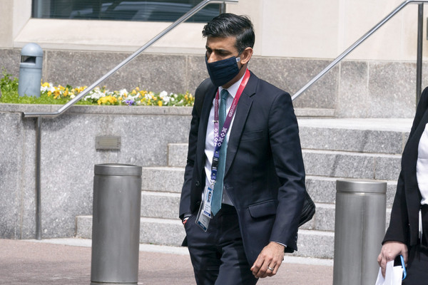 미국 워싱턴에서 열린 국제통화기금(IMF)와 세계은행(WB) 춘계 총회에 참석한 리시 수낙 영국 재무장관이 2022년 4월21일 국제통화기금(IMF) 건물 앞에서 걸어가고 있다. AP=연합