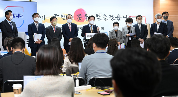 안철수 제20대 대통령직인수위원회 위원장(왼쪽 다섯 번째)를 비롯한 각 분과 간사단들이 3일 오전 서울 종로구 통의동 인수위에서 윤석열 정부의 110대 국정과제를 발표한 뒤 취재진 질문에 답하고 있다.