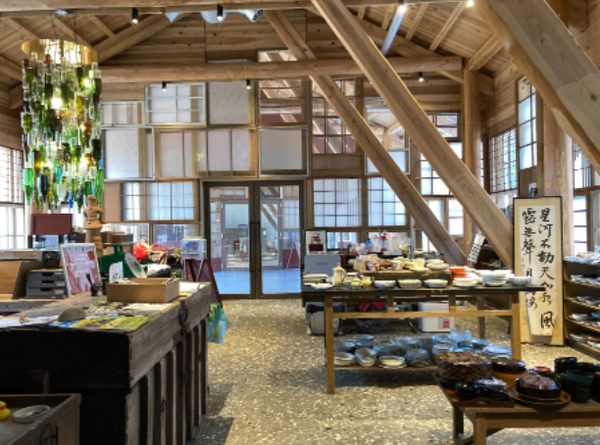 무료 중고 나눔가게 '쿠루쿠루'에는 사용하지 않은 배터리, 요리, 옷, 장난감, 가구 등 모든 물건이 있다. 사진=워싱턴포스트 Michelle Ye Hee Lee