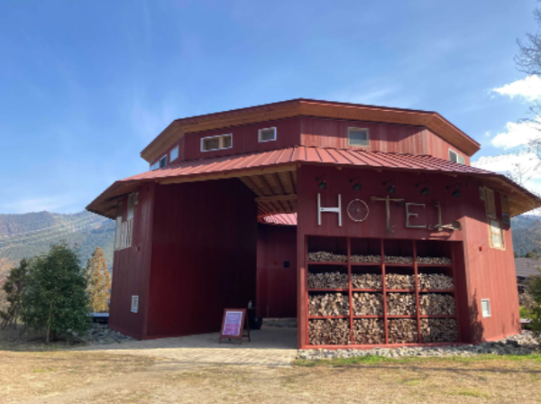 지속 가능한 호텔로 건축된 이 곳의 객실은 모두 재사용 된 재료로 꾸며졌다. 사진=워싱턴포스트 Michelle Ye Hee Lee