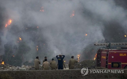 고온 현상으로 화재도 빈발하고 있다. 사진은 4월 27일 인도 뉴델리의 한 쓰레기 매립장에서 일어난 화재 모습. AP=연합
