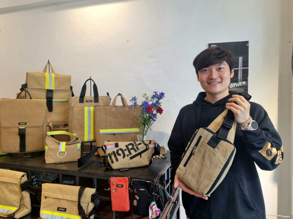 성수동 팝업스토어에서 119레오 인기제품 '슬링백'을 소개하는 이승우 대표. 사진=이가은 기자