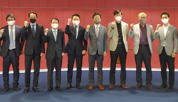 18일 서울 서울 중구 대한상공회의소에서 열린 ‘한국임팩트가치평가원’ 출범식 참여자들이 기념촬영을 하고 있다. 사진 제공=한국표준협회