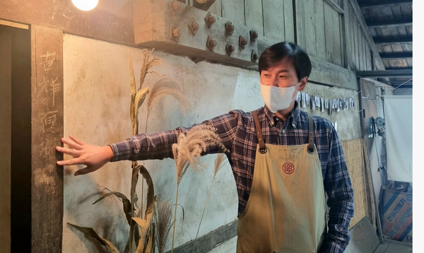 금풍양조 양태석 대표가 92년 된 양조장 건물의 유래를 설명하고 있다. 사진=이가은 기자