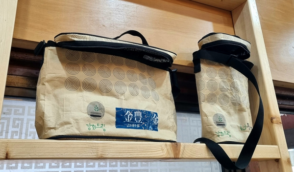 금풍양조가 막걸리 제품을 담기 위해 쌀포대를 재활용해 만든 냉온백. 사진=이가은 기자