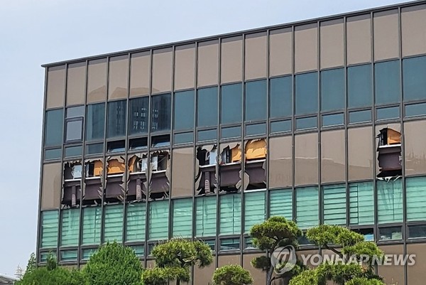 울산시 울주군 온산읍 에쓰오일 울산공장 한 건물 창문들이 공장 안에서 발생한 폭발 충격으로 깨져 있다. 사진=연합뉴스 자료사진