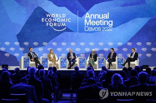 5월 25일 스위스 다보스에서 열린 세계경제포럼 연차 총회에 참석한 각국 정상들이 토론에 참석하고 있다. AFP=연합