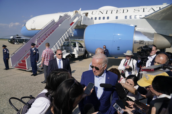 조 바이든 미국 대통령이 20일 에어포스원에서 내려 기자들의 질문에 답하고 있다. AP=연합