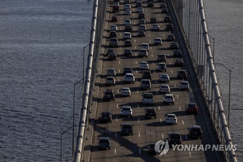 24일(현지시간) 통근하는 차들이 미국 캘리포니아주 샌프란시스코 베이브리지 위를 지나치고 있다. 연합=로이터