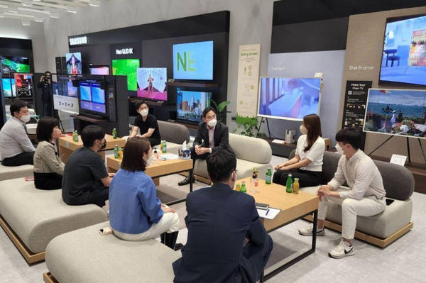 이 부회장은 8월 26일 경기도 수원사업장을 찾아 MZ세대 직원과 간담회를 갖고 있다. 사진=연합뉴스