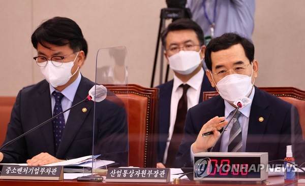  이창양 산업통상자원부 장관이 19일 오전 국회에서 열린 산업통상자원중소벤처기업위원회 전체회의에서 의원질의에 답변하고 있다. (사진+연합뉴스)