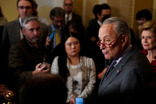 척 슈머 미국 민주당 원내대표가 기자회견에서 발언하고 있다. 로이터=연합