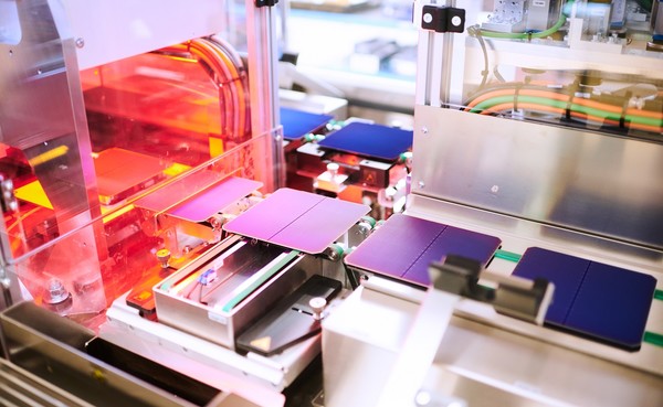 독일 마이어 버거 공장에서 진행 중인 태양광 전지 테스트. 사진=마이어 버거.