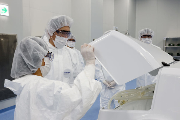 이재용 부회장이 삼성바이오로직스 4공장을 방문해 생산 시설을 점검하고 있다.(사진=삼성전자 제공)