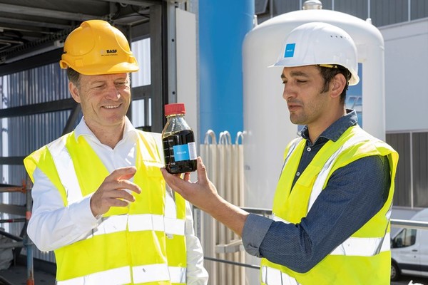 바스프의 크리스토프 간(Christoph Gahn) 화학 재활용 부사장(왼쪽)과 아쿠스의 마르코 토마시(Marco Tomasi) 최고기술경영자(CTO, 오른쪽). 사진=바스프 제공