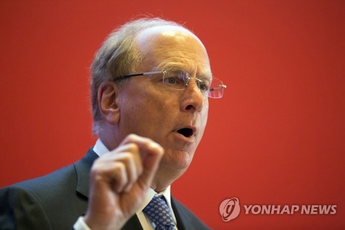 2018년 3월 24일 중국 베이징에서 열린 중국개발포럼(China Development Forum) 하루 전 열린 경제 서밋에서 연설하고 있는 래리 핑크 블랙록 CEO 모습. AP=연합 