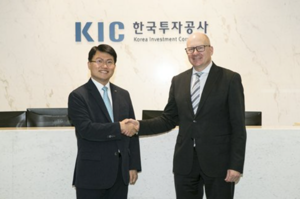 KIC가 유엔 책임투자원칙(PRI) 가입을 추진하고 있는 가운데 진승호 KIC 사장이 데이비드 앳킨(David Atkin) PRI 최고경영자(오른쪽)와 PRI 가입 협력을 논의한 후 기념 촬영을 하고 있다. 사진=연합