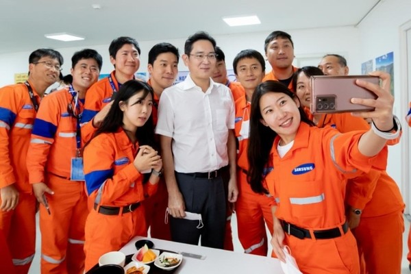 이재용 회장은 올해 8월 사면이후 글로벌 경영현장을 찾으며 행보를 확대해 왔다. 사진은 삼성엔지니어링 도스보카스 정유공장 건설현장에서 직원들과 사진을 찍었다. 사진=삼성전자