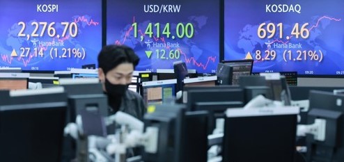 10월 27일 오후 서울 중구 을지로 하나은행 본점 딜링룸 현황판에 원/달러 환율 종가가 표시돼 있다. 사진=연합