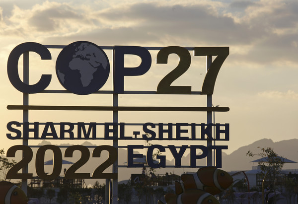 이집트 샤름 엘 셰이크에 설치된 COP27 로고. AP=연합 