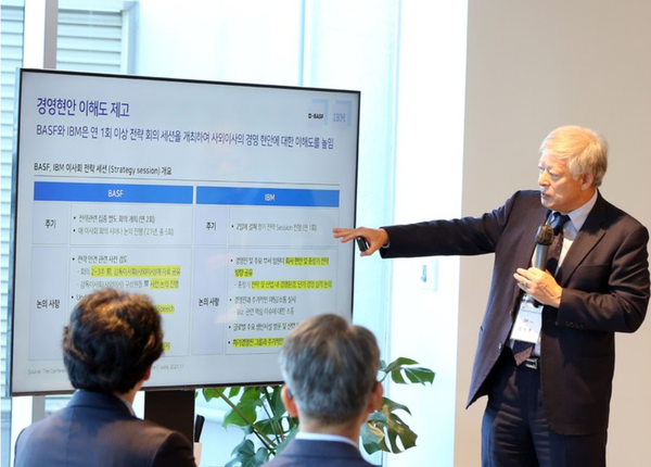 염재호 SK(주) 이사회 의장이 지난 10월31일 그룹의 디렉터스 서밋에서 이사회 경영에 대해 발표하고 있다. 사진=SK그룹 제공