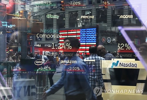 내년에도 FAANG 주식 투자 비중이 높은 ESG 펀드의 수익률 반등을 기대하기 힘들다는 전망이 나왔다. AFP