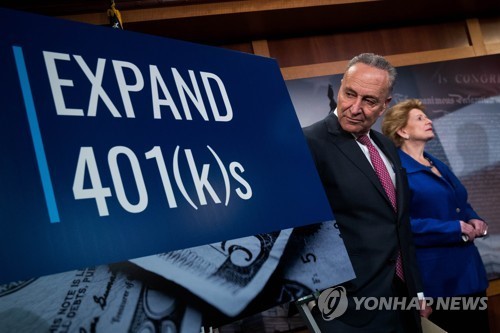 척 슈머 상원의원(좌, 뉴욕주)이 2017년 10월 워싱턴 DC에서 퇴직연금인 401(k) 관련 기자회견을 열고 있다.  게티 이미지=연합 