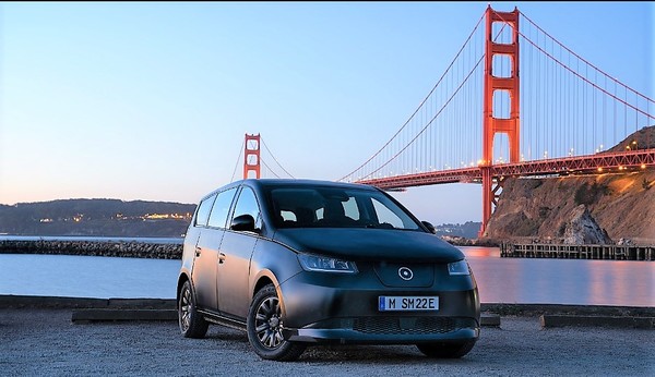 내년 중반 출시 예정인 독일 소노모터스의 태양광 전기차 시온. 소비자들에게 친숙한 5인승 해치백 모델. 값도 3000만원대로 무난하다. 홈페이지에서 구매 예약을 받는데 이미 4만2000대가 예약됐다. (사진=소노모터스 홈페이지)