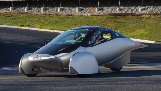 미국 압테라모터스의 태양광 전기차는 2인승 3륜차로 물고기 모양의 독특한 디자인이 눈길을 끈다. 프리미엄급 자동차는 한 번 충전으로 1000마일까지 달릴 수 있다. (사진= 압테라모터스 홈페이지)