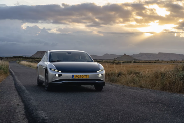 네덜란드 라이트이어의 태양광 전기차는 이르면 연내 출시된다. 대개의 스포츠카처럼 공기역학적 디자인이 특색이다.(사진=라이트이어 홈페이지)