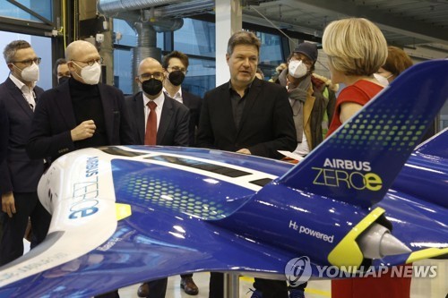 에어버스가 개발 중인 '탄소 배출 제로' 항공기의 모형. EPA=연합