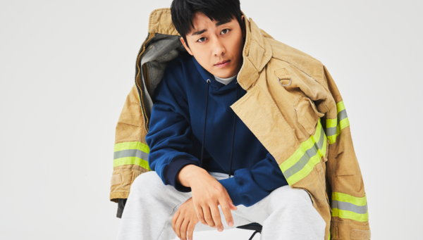 119REO의 폐방화복 굿즈의 모델로 참여한 배우 손호준. 사진=119REO, 생각엔터테인먼트 제공 
