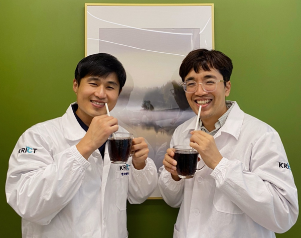 한국화학연구원이 100% 자연생분해되며 사용시 눅눅해지지 않는 친환경 종이 빨대를 개발했다. 사진은 왼쪽부터 이번 연구를 주도한 곽호정·오동엽 한국화학연구원 바이오화학연구센터 박사. (사진=한국화학연구원)