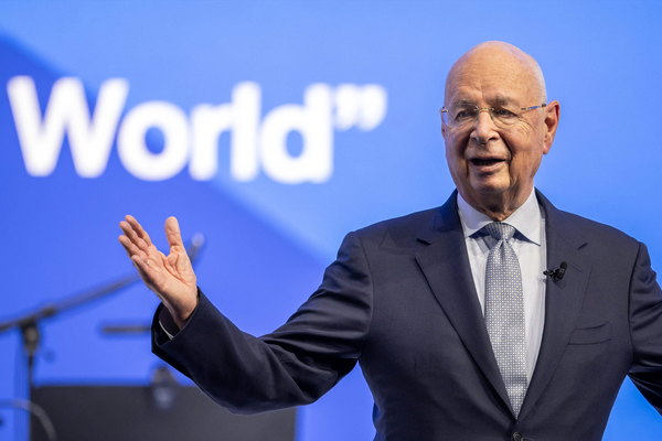 WEF 창립자이자 경제학자인 클라우스 슈밥 교수가 16일(현지시간) 다보스포럼 '크리스털 어워드' 시상식에서 연설하고 있다. AP=연합 