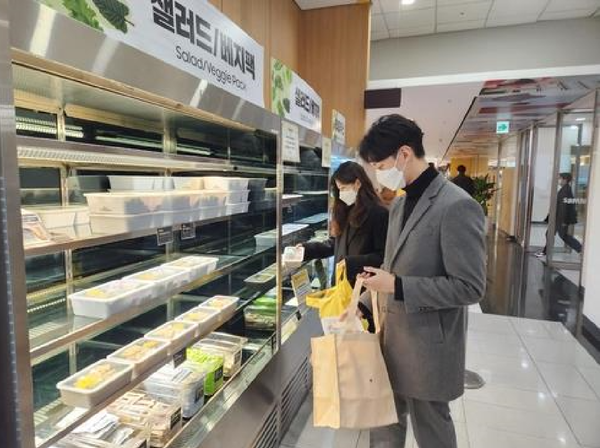 삼성전자 직원들이 구내 카페에서 저탄소식 테이크아웃 다회용기를 사용하고 있다. 삼성전자 제공