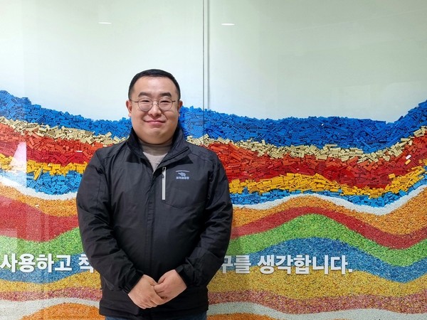 이채진 코끼리공장 대표.폐 장난감으로 만든 작품이 인상적이다.  사진=이가은