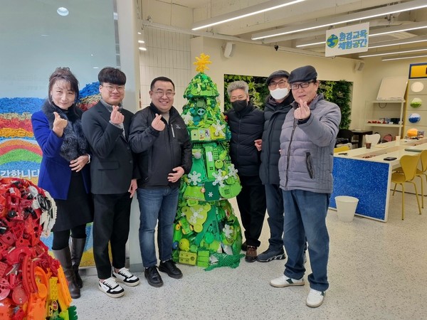 환경 도슨트 어르신 직원들과 이채진 대표. (왼쪽부터 문준필, 김종연 대리, 이채진 대표, 김정주, 모건상, 심용우 님). 사진=이가은