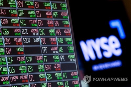 미국 뉴욕증권거래소(NYSE) 입회장의 증시 거래 정보를 보여주는 화면. 로이터=연합 