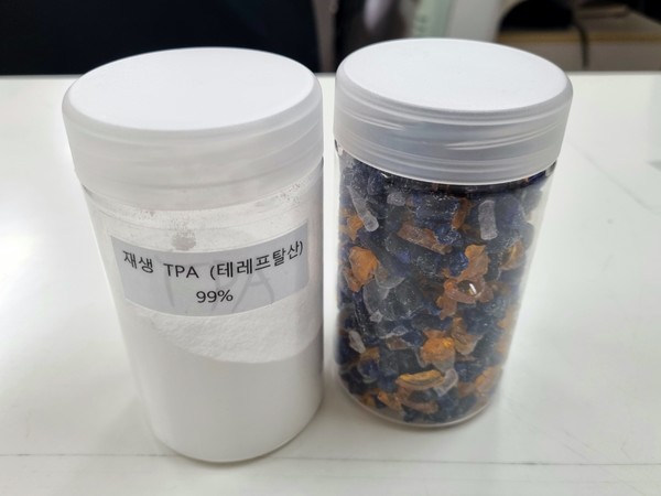 테라블록이 만든 폐기물 재생 소재 TPA(좌)와 분쇄된 폐기물(우). 사진=이가은