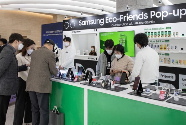 15일 경기 수원시 수원컨벤션센터에서 열린 제54기 삼성전자 정기 주주총회에 참석한 주주들이 삼성 에코 프렌즈 액세서리를 살펴보고 있다. (사진=삼성전자)