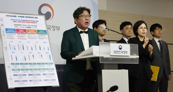 김상협 2050 탄소중립녹색성장위원회 민간위원장이 21일 세종시 정부세종청사에서 발언하고 있다. 국가 탄소중립 녹색성장 기본계획 관련 국무조정실, 기획재정부, 환경부, 국토교통부, 과학기술정보통신부 등 관계부처 합동브리핑 자리에서다. 사진=연합뉴스