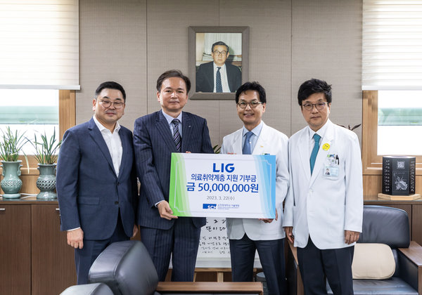 순천향대 부속 서울병원에서 22일 열린 기부금 전달식 모습. (왼쪽부터) LIG 구본상 회장과 ㈜LIG 최용준 대표이사, 순천향대 부속 서울병원 이정재 병원장, 학교법인 동은학원 서교일 이사장. 사진=LIG 제공