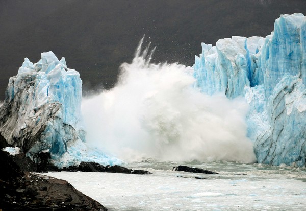아르헨티나 빙하국립공원에 있는 페리토 모레노 빙하. 지구 온난화로 지구촌 곳곳의 빙하가 사라지고 있다.  AFP=연합