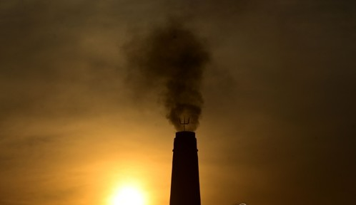인도 북부 한 벽돌공장이 뿜어내는 연기. AFP=연합