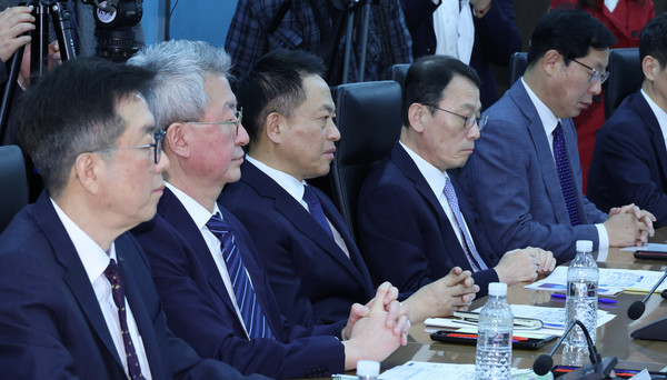 서울 중구 한국산업기술평가관리원에서 7일 열린 '민관합동 배터리 산업 IRA 활용 전략 회의'에서 참석자들이 이창양 산업통상자원부 장관의 발언을 듣고 있다. 왼쪽부터 포스코퓨처엠 김준형 사장, SK온 진교원 사장, 삼성SDI 최윤호 사장, LG에너지솔루션 이방수 사장, 롯데케미칼 첨단소재사업 이영준 대표. 사진=연합