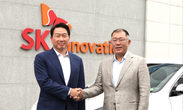 최태원 SK그룹 회장(왼쪽)과 정의선 현대차그룹 회장. 사진=양사 제공